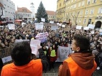 Asi tisícka študentov stredných škôl sa stretla na protestnom zhromaždení 3. decembra 2012  v centre Trenčína.