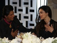 Monica Bellucci svojou krásou očarila koketného Shahrukha Khana z Bollywoodu.