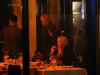 Tváre SuperStar si dali rande na večeri. Moderátorka Zora Kepková mala na začiatku oblečené sako. 