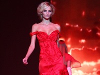 Gabriela Drobová sa "pobila" o šaty, ktoré na módnej šou predvádzala Michaela Kociánová. V tejto červenej róbe teda bude na Plese v opere žiariť šéfka Fashion TV.