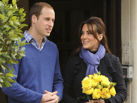 Princ William a princezná Catherine na odchode z nemocnice
