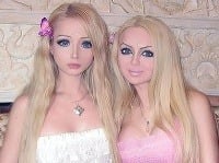 Olga Oleynik (vpravo) akoby z oka vypadla Valerii Lukyanovej. Obe sú posadnuté plastikovou podobou na bábiku Barbie.