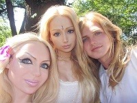 Olga Oleynik (vľavo) a Valeria Lukyanova (v strede)