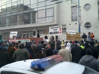 Farmári zablokovali cestu pred budovu zastúpenia Európskej komisie a vysypali vlečku hnoja