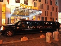 VIP hostí pred hotelom čakala limuzína The2013, ktorá ich odviezla do top klubu TheClub