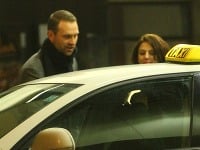 Tomáš Maštalír odchádzal z párty s kolegyňou Kristínou Turjanovou. Džentlmensky jej otvoril dvere, keď nastupovala do taxíka.
