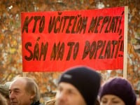 Protestné zhromaždenie zamestnancov školstva v Bratislavskom kraji pred KOZ SR na Trnavskom mýte