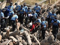 Národná polícia pomáha pri hľadaní obetí