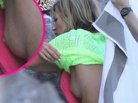 Kate Moss pri prezliekaní odhalila prsník.