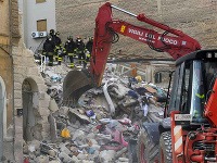 Zrútené budovy pochovali dvoch ľudí