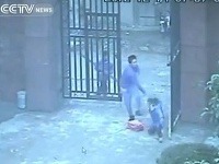 Muž najprv zaútočil na malú školáčku. Muž najprv zaútočil na malú školáčku.