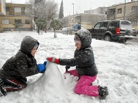 Deti sa zo snehovej nádielky tešia