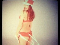 Irina Shayk zvádza ako sexi Santa v štýlovej bielizni.