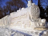 Parná lokomotíva na festivale ľadu a snehu v severočínskom meste Harbin