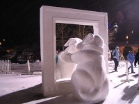 Tento psík pozerajúci sa do zrkadla vyhral cenu divákov na Medzinárodných majstrovstvách stavania sôch zo snehu v Colorade