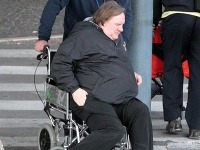 Gérard Depardieu sa za posledné roky zmenil na obézneho a nevládneho starca.