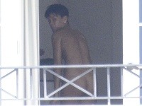 Úplne nahá Rihanna sa pretŕčala pred otvorenými balkónovými dverami.
