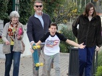 Pierce Brosnan na nákupoch v spoločnosti matky a svojich dvoch synov - Parisa a Dylana Thomasa