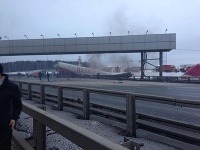 Pri havárii sa Tupolev s kapacitou 210 pasažierov rozlomil na tri časti, ktoré zablokovali diaľnicu