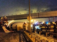 Pri havárii sa Tupolev s kapacitou 210 pasažierov rozlomil na tri časti, ktorými zablokoval diaľnicu