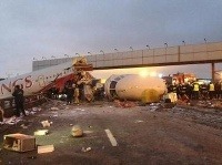 Pri havárii sa Tupolev s kapacitou 210 pasažierov rozlomil na tri časti, ktorými zablokoval diaľnicu