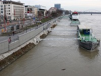 Hladina Dunaja v súčasnosti na hornom úseku slovenského povodia klesá.