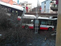 Autobus dostal na ceste šmyk a spadol do potoka