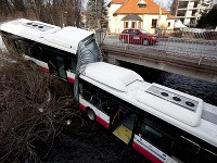 Havária autobusu v Banskej Bystrici - vozidlo skončilo v potoku