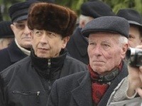 Zať Vasiľa Biľaka Jozef Ševc (vľavo) a Gejza Šlapka (vpravo)