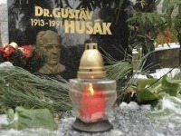 Gustáv Husák je pochovaný v bratislavskej Dúbravke, kde sa v roku 1913 narodil. 