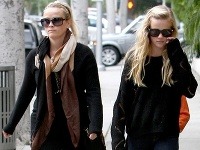Reese Witherspoon (na fotografii vľavo) je na nerozoznanie od 13-ročnej dcéry Avy.
