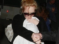 Speváčka Adele sa ani nie tri mesiace po pôrode prvýkrát ukázala na verejnosti so synčekom v náručí.