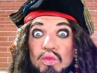 Maroš Kramár sa nakrátko vžil do úlohy Jacka Sparrowa z filmu Piráti z Karibiku. 
