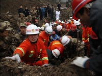 Záchranári vytiahli spod zosunutej pôdy 46 obetí