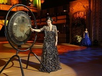 Plesová sezóna odštartovala úderom na slávnostný gong. Táto milá povinnosť bola tento rok zverená britskej speváčke Sharleen Spiteri zo skupiny Texas.