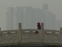 Situácia so smogom v Pekingu sa zlepšila, úrady vystríhajú pred pobytom vonku
