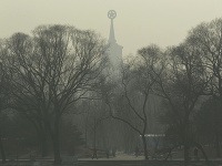 Situácia so smogom v Pekingu sa zlepšila, úrady vystríhajú pred pobytom vonku