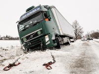 Havarovaný kamión s 23-tonovým nákladom, ktorý havaroval v snehovom záveji za obcou Žitavce