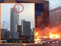 Vrtuľník narazil do žeriava na mrakodrape.