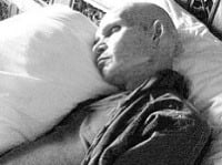 Legendárny Patrick Swayze na sklonku života plešatý a vyziabnutý prehráva boj s rakovinou.