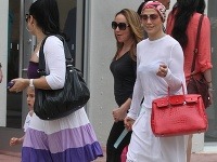Jennifer Lopez sa v uliciach objavila doobliekaná ako z výpredaja. Nechýbala jej však luxusná kabelka.