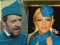 Russell Crowe a Britney Spears v podobných uniformách pobavili fanúšikov aj zahraničné médiá.