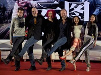 Zľava: Tom Tykwer, Andy Wachowski a Lana Wachowski
Sprava: Zhu Zhu, Zhou Xun and Hugo Weaving