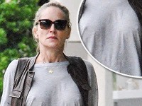 Sharon Stone sa aj tesne pred 55. narodeninami premáva v uliciach so vztýčenými bradavkami.