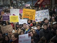 Protesty v Paríži za legalizáciu homosexuálnych zväzkov a adopcií detí takýmito rodinami