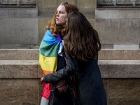 Parížske ulice zaplnili desaťtisíce stúpencov homosexuálnych manželstiev