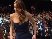Jennifer Lawrence získala prestížne ocenenie, ktoré si musela prevziať v roztrhaných šatách.