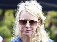 Naomi Watts v súkromí pôsobí ako strhaná a zničená žena v domácnosti.