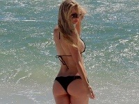 Sophie Turner prevádzala svoje hriešne sexi telo v miniatúrnych bikinách na pláži.