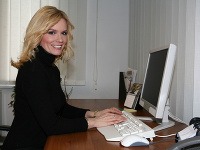 Oľga Dúbravská robila redaktorku Televíznych novín, neskôr hovorkyňu. 